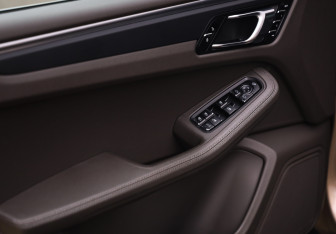 Подержанный автомобиль Porsche Macan 2018 года (23 фото)