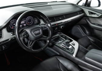 Подержанный автомобиль Audi Q7 2015 года (11 фото)