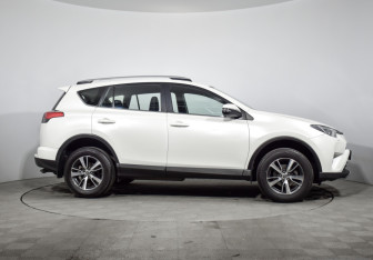 Подержанный автомобиль Toyota RAV4 2016 года (4 фото)