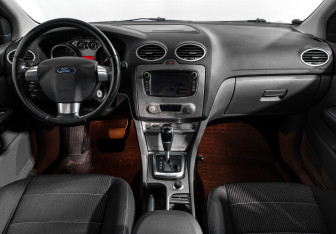 Подержанный автомобиль Ford Focus Sedan 2011 года (14 фото)