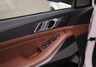 Подержанный автомобиль BMW X5 2021 года (27 фото)