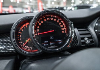 Подержанный автомобиль MINI Hatch 2019 года (17 фото)