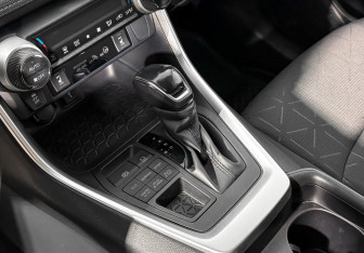 Подержанный автомобиль Toyota RAV4 2021 года (11 фото)