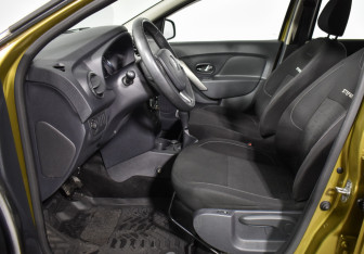 Подержанный автомобиль Renault Sandero 2016 года (10 фото)