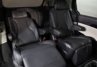 Подержанный автомобиль Kia Carnival 2022 года (33 фото)
