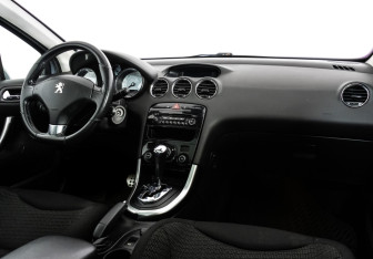 Подержанный автомобиль Peugeot 308 Hatchback 2011 года (9 фото)