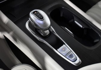 Подержанный автомобиль Voyah Dream 2023 года (10 фото)