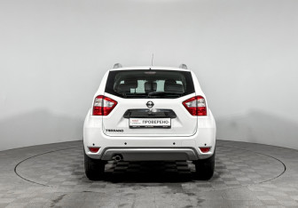 Подержанный автомобиль Nissan Terrano 2017 года (6 фото)