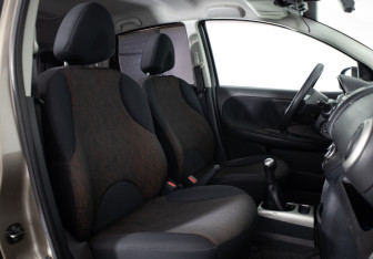 Подержанный автомобиль Nissan Note 2011 года (17 фото)