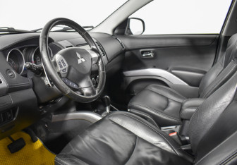 Подержанный автомобиль Mitsubishi Outlander 2011 года (9 фото)