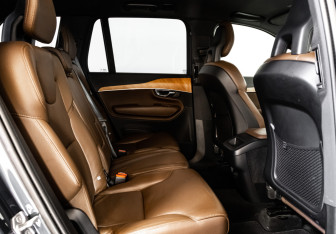 Подержанный автомобиль Volvo XC90 2021 года (21 фото)