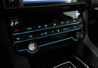 Подержанный автомобиль Jaguar F-Pace 2017 года (16 фото)