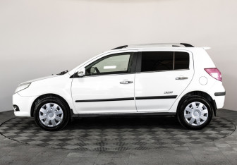 Подержанный автомобиль Geely MK Cross 2012 года (8 фото)