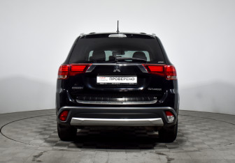 Подержанный автомобиль Mitsubishi Outlander 2016 года (6 фото)