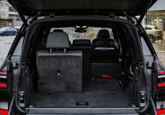 Подержанный автомобиль BMW X7 2023 года (36 фото)