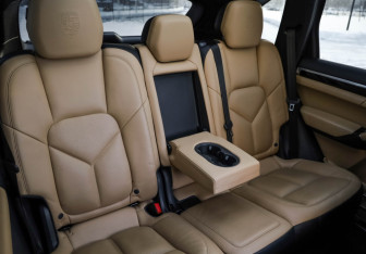 Подержанный автомобиль Porsche Cayenne 2015 года (32 фото)