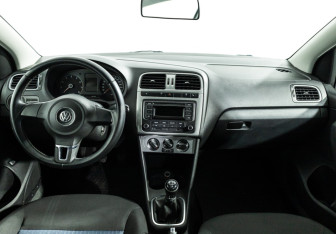 Подержанный автомобиль Volkswagen Polo Sedan 2013 года (13 фото)