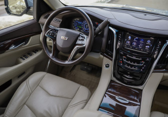 Подержанный автомобиль Cadillac Escalade Suv 2016 года (10 фото)