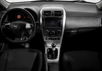Подержанный автомобиль Toyota Corolla Sedan 2011 года (13 фото)