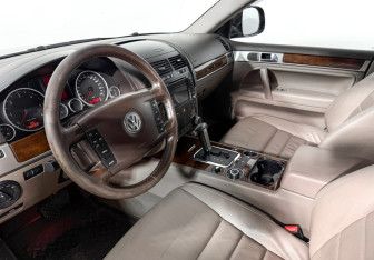 Подержанный автомобиль Volkswagen Touareg 2008 года (9 фото)