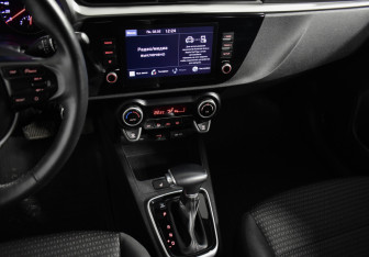 Подержанный автомобиль Kia Rio Hatchback 2021 года (17 фото)
