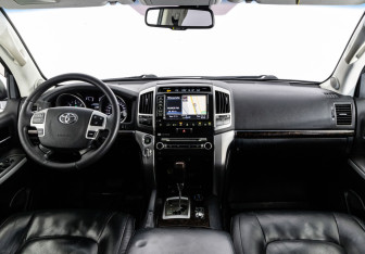 Подержанный автомобиль Toyota Land Cruiser Suv 2014 года (11 фото)