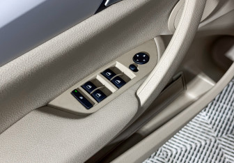 Подержанный автомобиль BMW X1 2013 года (10 фото)