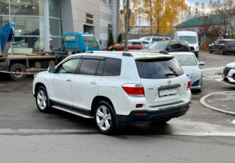 Подержанный автомобиль Toyota Highlander 2010 года (6 фото)