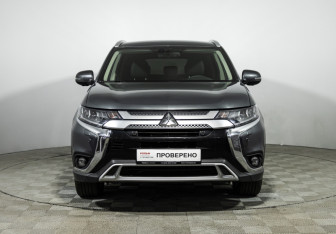 Подержанный автомобиль Mitsubishi Outlander 2020 года (2 фото)