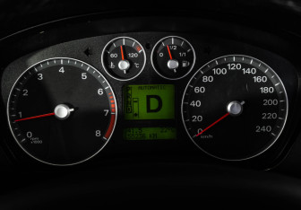 Подержанный автомобиль Ford Focus Sedan 2005 года (17 фото)