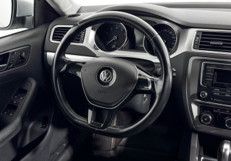 Подержанный автомобиль Volkswagen Jetta Sedan 2018 года (16 фото)