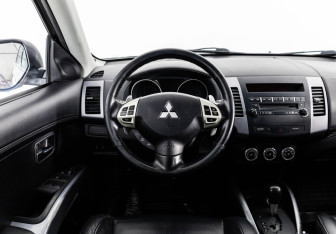 Подержанный автомобиль Mitsubishi Outlander 2010 года (11 фото)