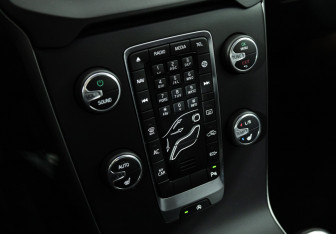 Подержанный автомобиль Volvo V40 Cross Country 2017 года (16 фото)