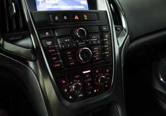 Подержанный автомобиль Opel Astra Hatchback 2012 года (17 фото)