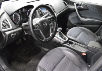 Подержанный автомобиль Opel Astra Sedan 2012 года (10 фото)