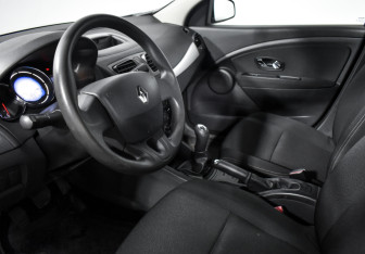 Подержанный автомобиль Renault Fluence 2013 года (9 фото)