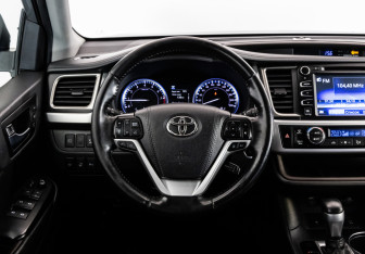 Подержанный автомобиль Toyota Highlander 2019 года (13 фото)