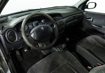 Подержанный автомобиль Renault Megane Sedan 2003 года (11 фото)