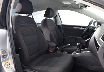 Подержанный автомобиль Volkswagen Jetta Sedan 2018 года (12 фото)