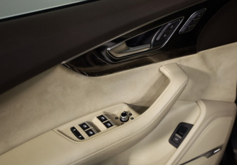 Подержанный автомобиль Audi Q7 2016 года (23 фото)