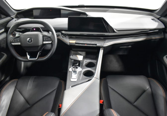 Подержанный автомобиль Changan UNI-V 2023 года (13 фото)