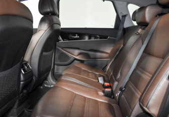 Подержанный автомобиль Kia Sorento 2017 года (13 фото)