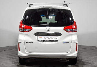 Подержанный автомобиль Honda Freed 2016 года (6 фото)