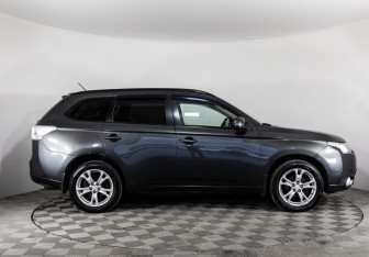 Подержанный автомобиль Mitsubishi Outlander 2013 года (4 фото)