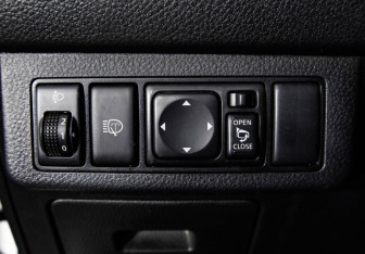 Подержанный автомобиль Nissan Tiida Hatchback 2010 года (16 фото)