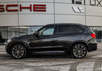 Подержанный автомобиль BMW X5 2016 года (10 фото)