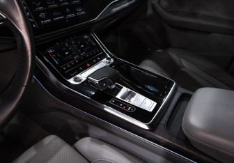 Подержанный автомобиль Audi Q7 2021 года (25 фото)
