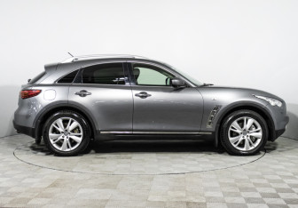 Подержанный автомобиль Infiniti FX 2012 года (4 фото)