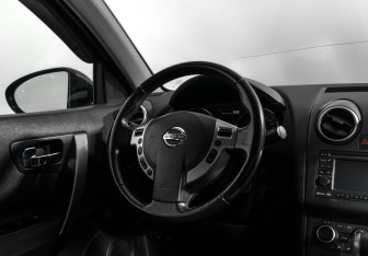 Подержанный автомобиль Nissan Qashqai 2012 года (15 фото)