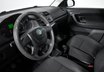 Подержанный автомобиль Skoda Fabia Hatchback 2010 года (9 фото)